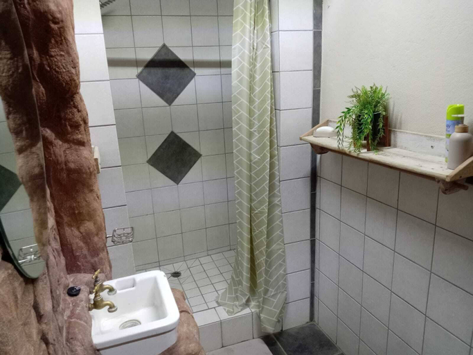 Bathroom 5, La'Mathil, City of Tshwane