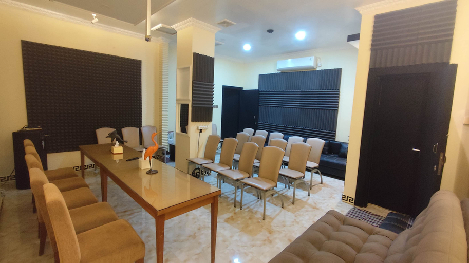 Hotel Salon Fora Cafe Meeting & Karaoke Dago