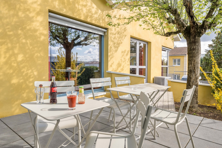 Others 5, Hotel Newport, Rhône