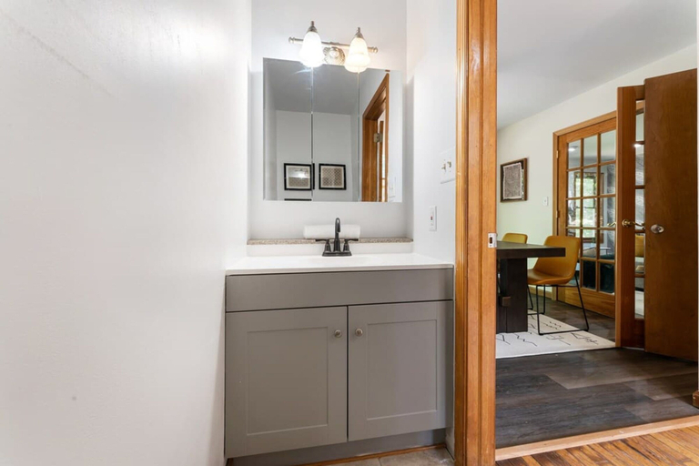 Room 5, Charming Poconos Retreat With hot tub Fireplace, Monroe