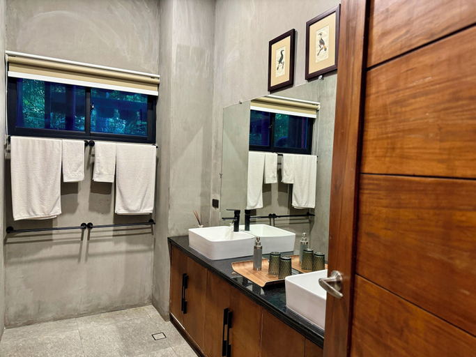 Bathroom 4, Hotel Dumaguete, Dumaguete City