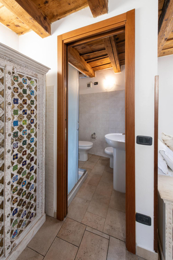 Bathroom 5, Brennero Apartments, Verona
