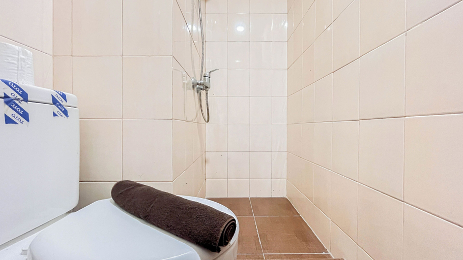 Bathroom 3, Cozy And Compact Studio Apartment At Vida View Makassar, Makassar