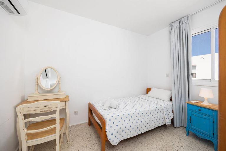 Room 4, GE Harbour Apartments 21