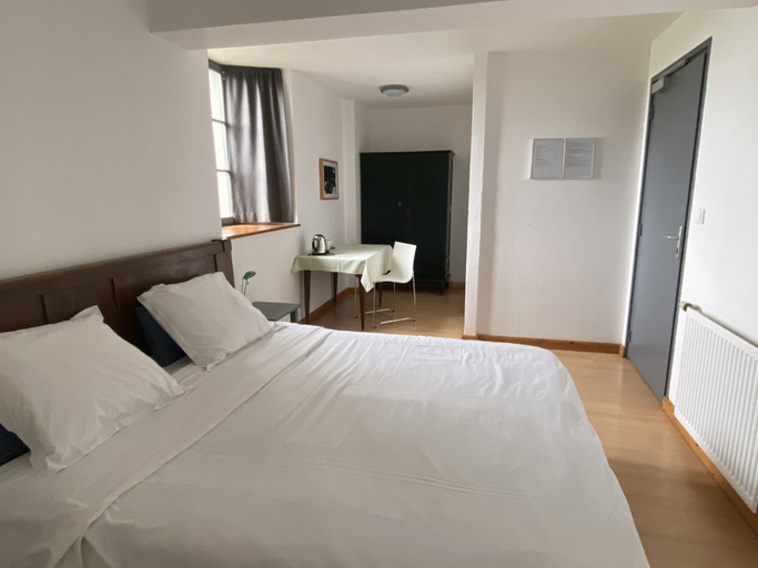 Bedroom 5, Les Deux Ponts, Yonne