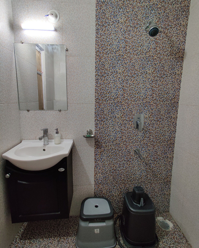 Bathroom 4, Sairaah Golden Suites, Ahmadnagar