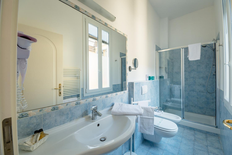 Bathroom 3, Residenza Due Torri check in presso HOTEL CENTRALE Vicolo Cattani 7, Bologna