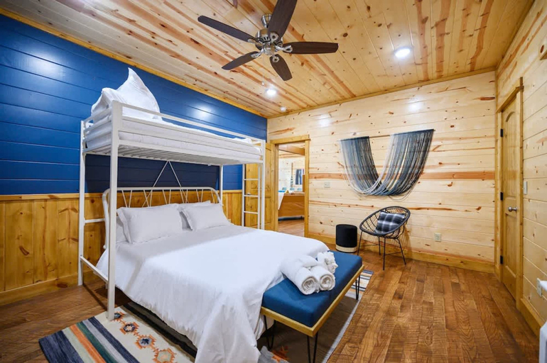Room 3, Massive Hochatown Lodge w spa Basketball More, McCurtain