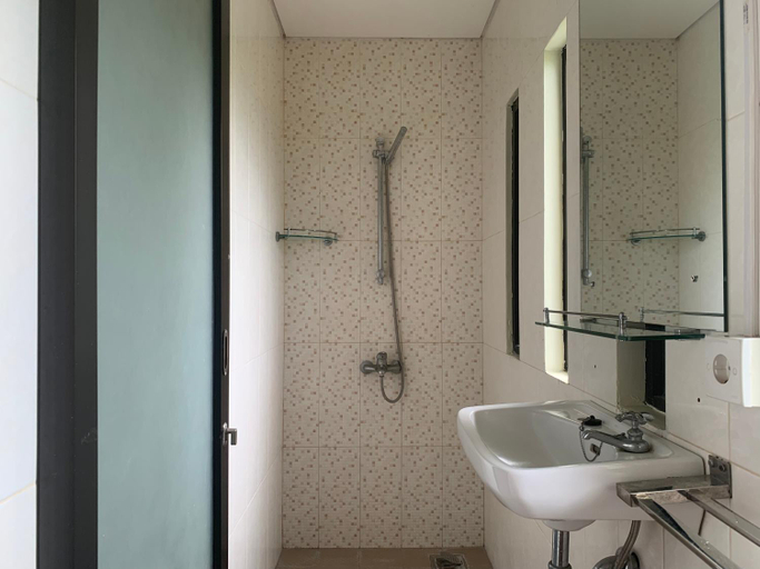 Bathroom 14