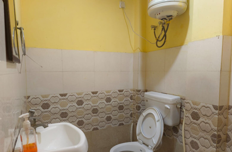 Bathroom 3, Sanskriti Paying Guest House, Varanasi