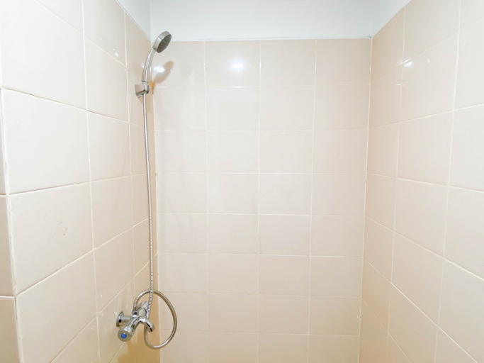 Bathroom 5, Best Place and Homey 2BR at Titanium Square Apartment By Travelio, Jakarta Timur