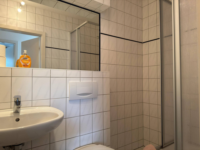 Bathroom 4, Geraumige Wohnung mit Garten in Zingst, Vorpommern-Rügen