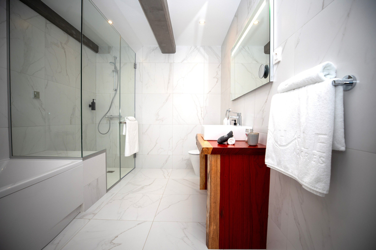 Bathroom 3, Xhale Azores, Angra do Heroísmo