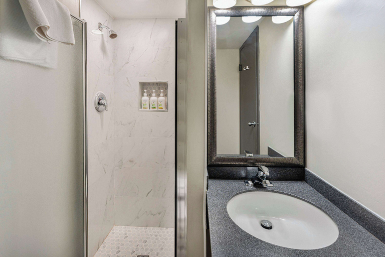 Bathroom 4, Days Inn by Wyndham Victoria On The Harbour, Capital