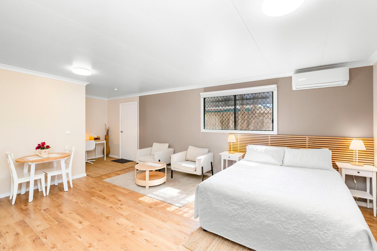 Others 4, Central guest studio with secure parking!, Wagga Wagga - Pt A