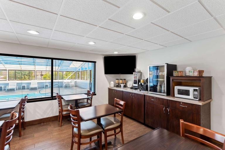 Food & Drinks 5, SureStay by Best Western Grayson, Carter