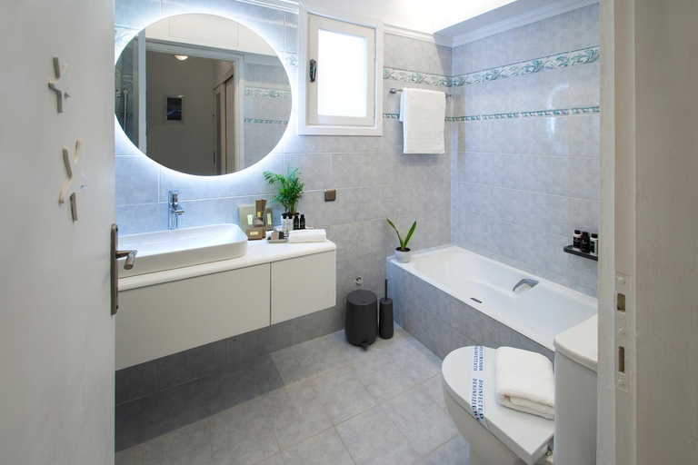 Bathroom 3, Georgia apartments and suites in town, Thessaly