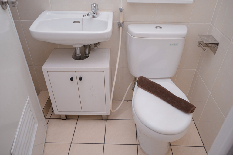 Bathroom 5, Warm Studio Apartment M-Town Residence By Travelio, Tangerang