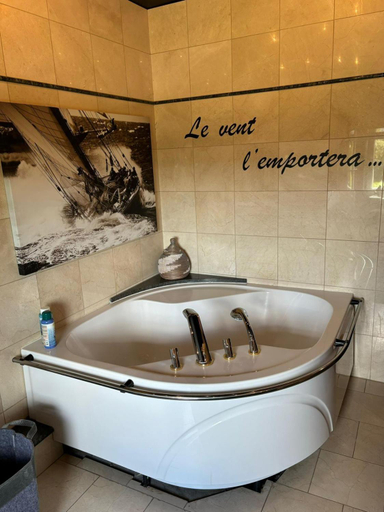 Bathroom 2, Le Clos Des Bansions, Liège