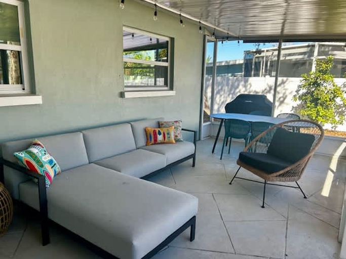 BBQ/picnic area, NEW Stunning Home-close to Beaches-pet Friendly, Pinellas