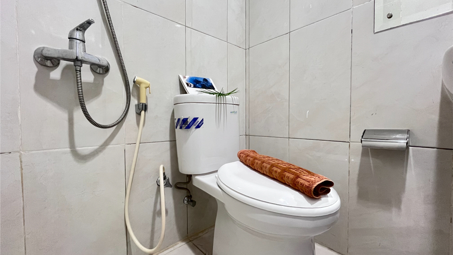 Bathroom 4, Well Designed and Comfortable 3BR Nifarro Park Apartment By Travelio, Jakarta Selatan