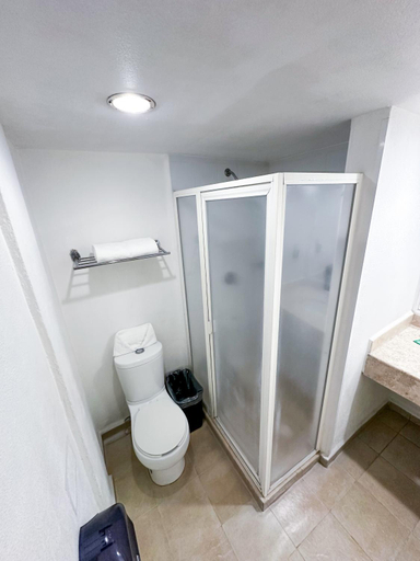 Bathroom 2, Hotel Nueva Zelanda, León
