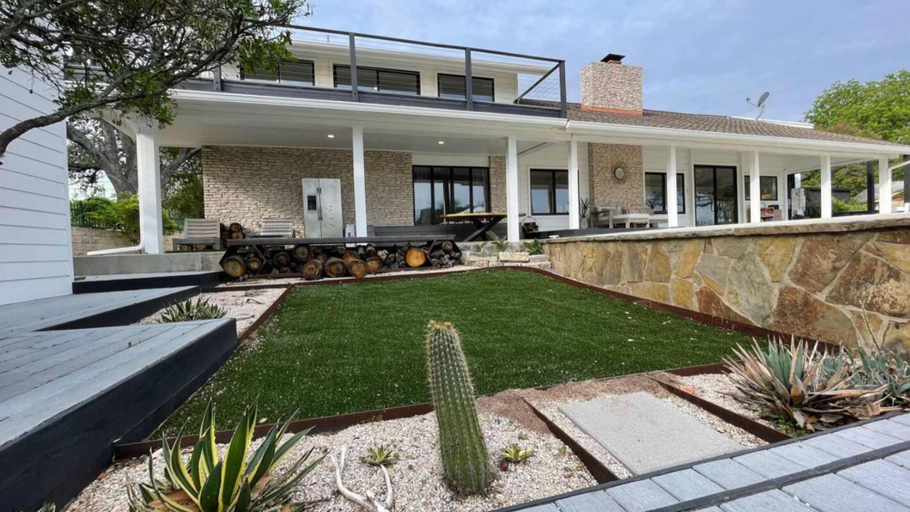 Room 4, Luxurious Modern Retreat With Private Pool Patio, Travis