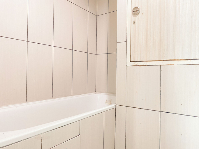 Bathroom 3, Comfort And Spacious 2Br Grand Kamala Lagoon Apartment, Bekasi