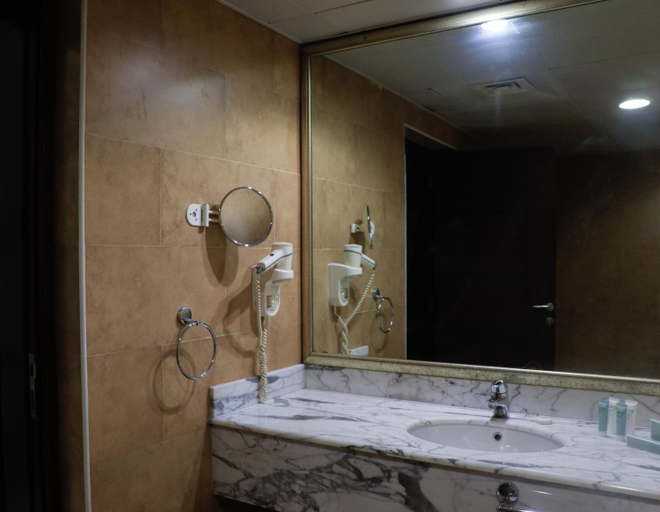 Bathroom, Ramada By Wyndham Doha Old Town, Doha