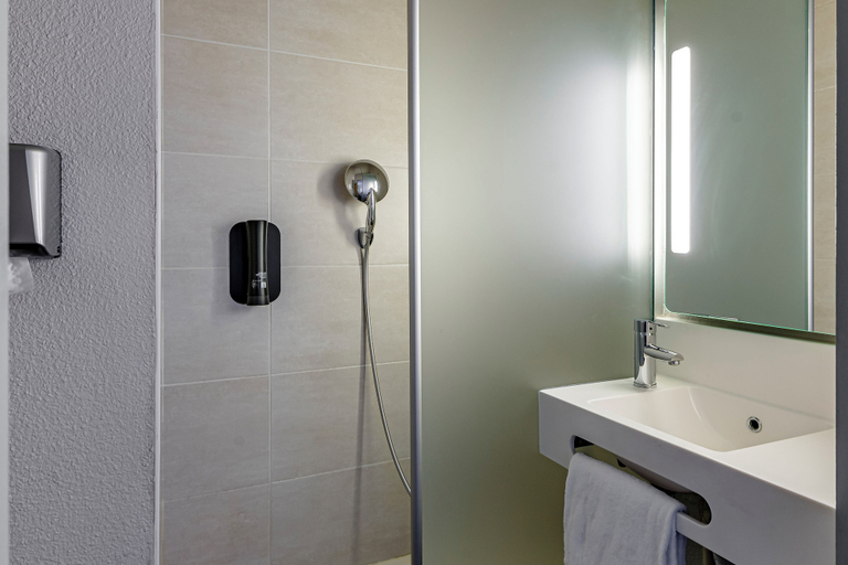 Bathroom 4, B&B Hôtel Bordeaux Est, Gironde
