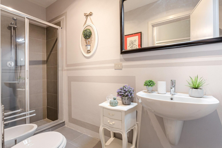Bathroom, Ottone Penthouse in Lucca, Lucca