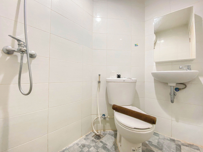 Bathroom, Best Price Studio Apartment Amartha View, Semarang