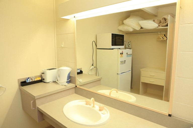 Bathroom 3, Ocean Views Motel Lakes Entrance, E. Gippsland - Bairnsdale