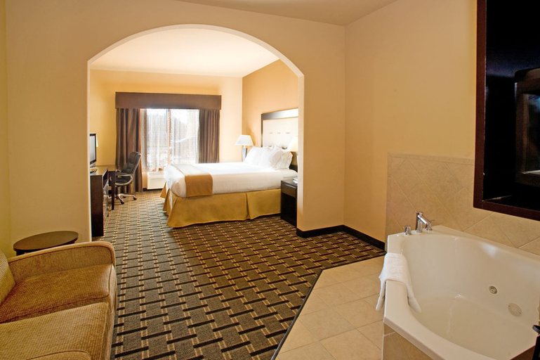 3, Holiday Inn Express Suites Beeville by IHG, Bee