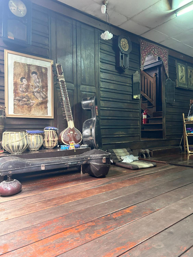 Others 5, Chest's Place, Phra Nakhon