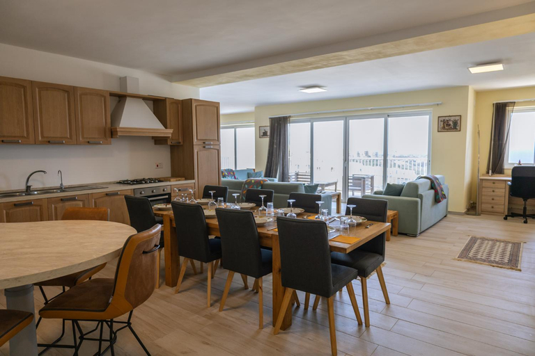 Others 5, Elegant Apt with Open Views
