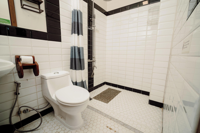 Bathroom 4, Antonio's Bed and Breakfast Hotel, Sorsogon City