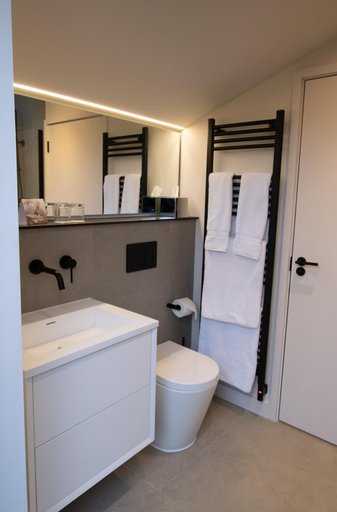 Bathroom 3, Leeds Castle Lakeside Lodges, Kent