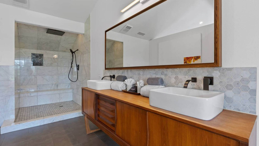 Room 3, Luxurious Modern Retreat With Private Pool Patio, Travis