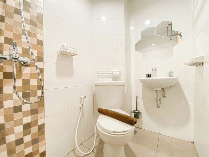 Bathroom 2, Cozy And Enjoy Living Studio At The Alton Apartment, Semarang