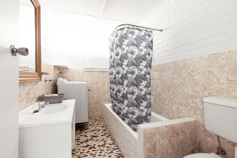Bathroom 3, Shoalhaven Heads Hotel, Shoalhaven - Pt B