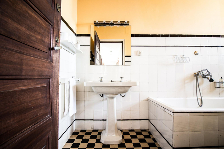 Room 2, Santa Catarina 4E in Oporto, Porto