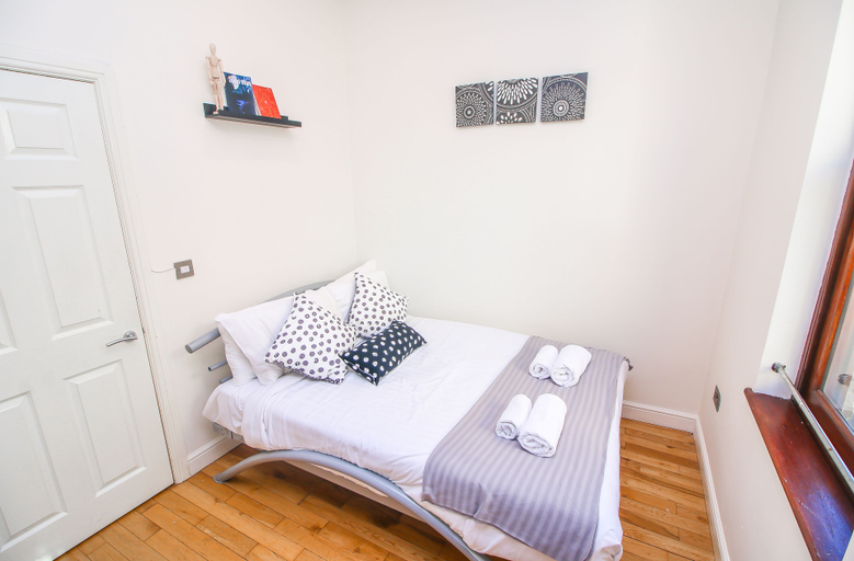 Room 4, Studio Flat near Liverpool Street, London