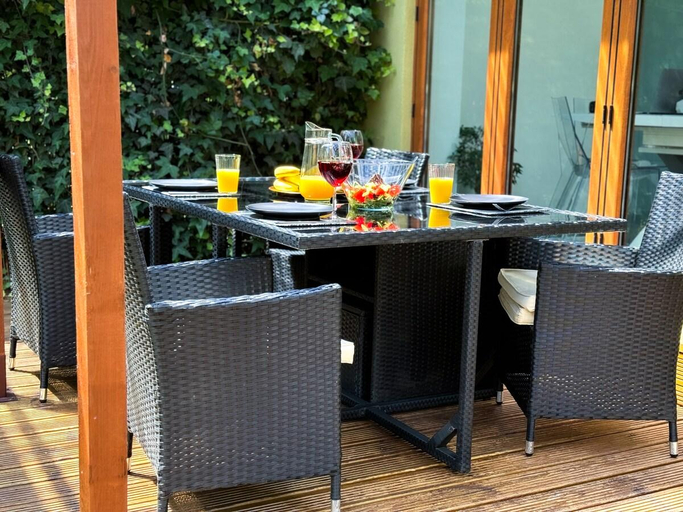 Food & Drinks 2, Luxurious House with Spa Bath & Private Garden, London