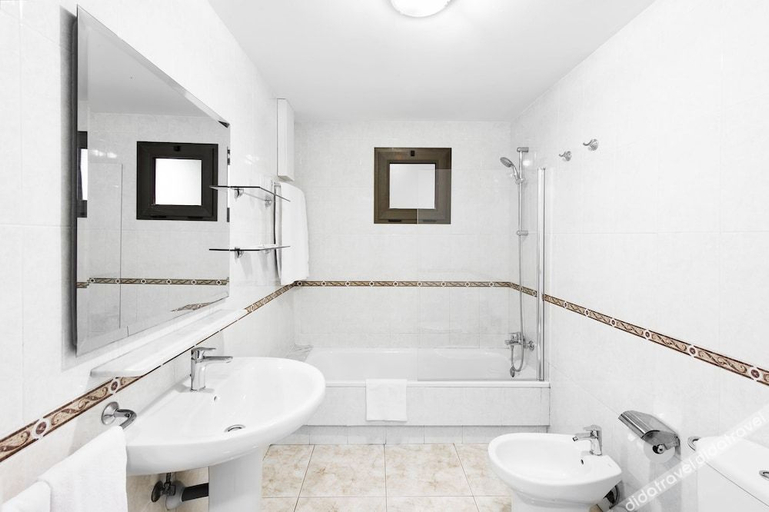 Bathroom 5, Elba Lucia Sport & Suite Hotel, Las Palmas