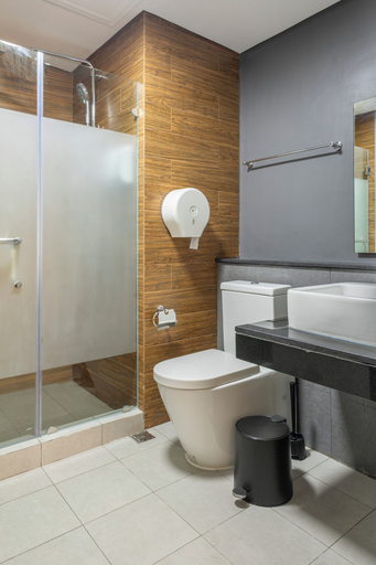 Bathroom 5, The Radiance Manila Bay, Pasay City