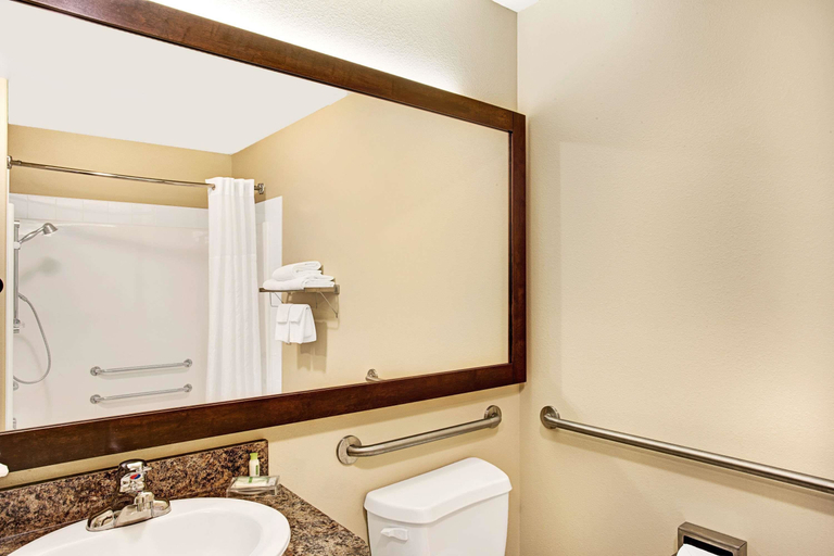 Bathroom 4, Super 8 By Wyndham Lachenaie/Terrebonne, Les Moulins