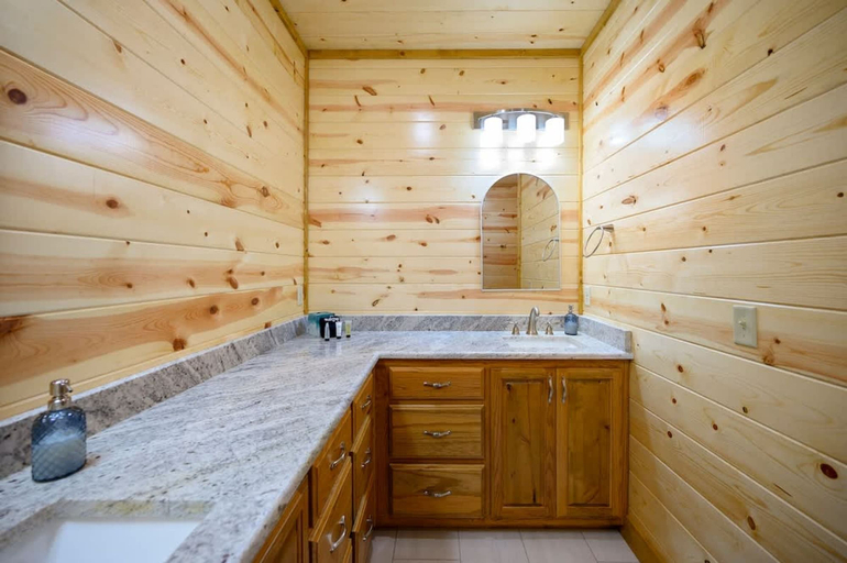 Room 5, Massive Hochatown Lodge w spa Basketball More, McCurtain