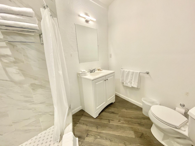 Bathroom 4, The Sunset Cove and Rainbow Room