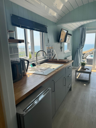 Others 4, Bay View shepherds hut with hot tub, Gwynedd